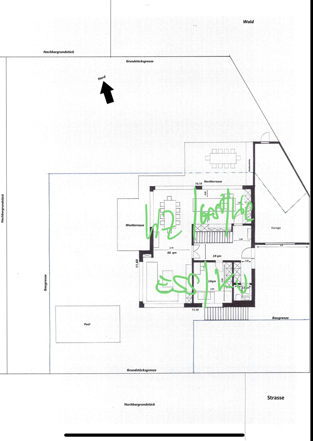 Grundriss eines Hauses mit West- und Nordterrassen, Garage, Pool und Nordpfeil
