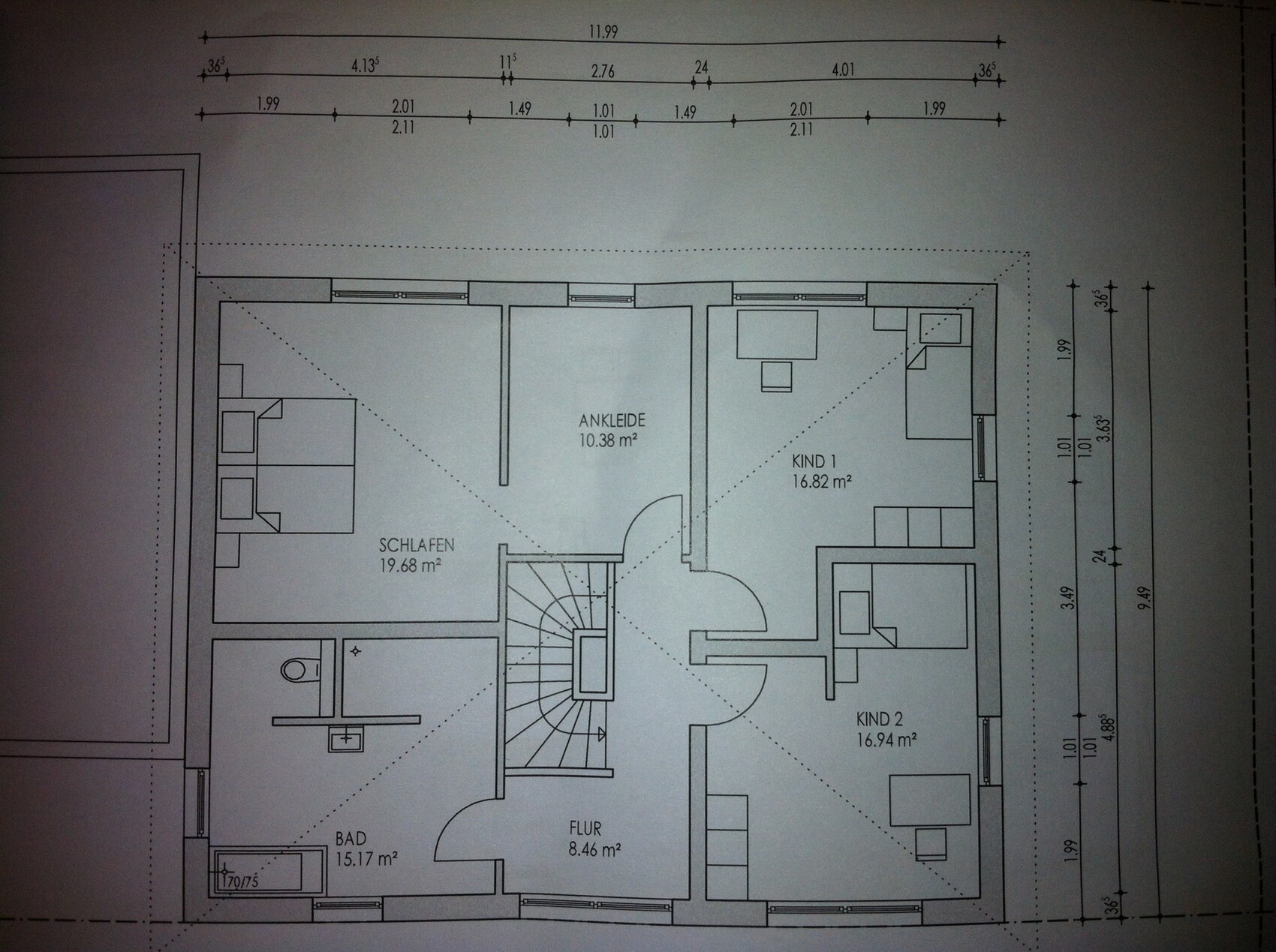 2D Grundriss eines Obergeschosses mit Schlafzimmer, Bad, Flur, Ankleide und Kinderräumen.