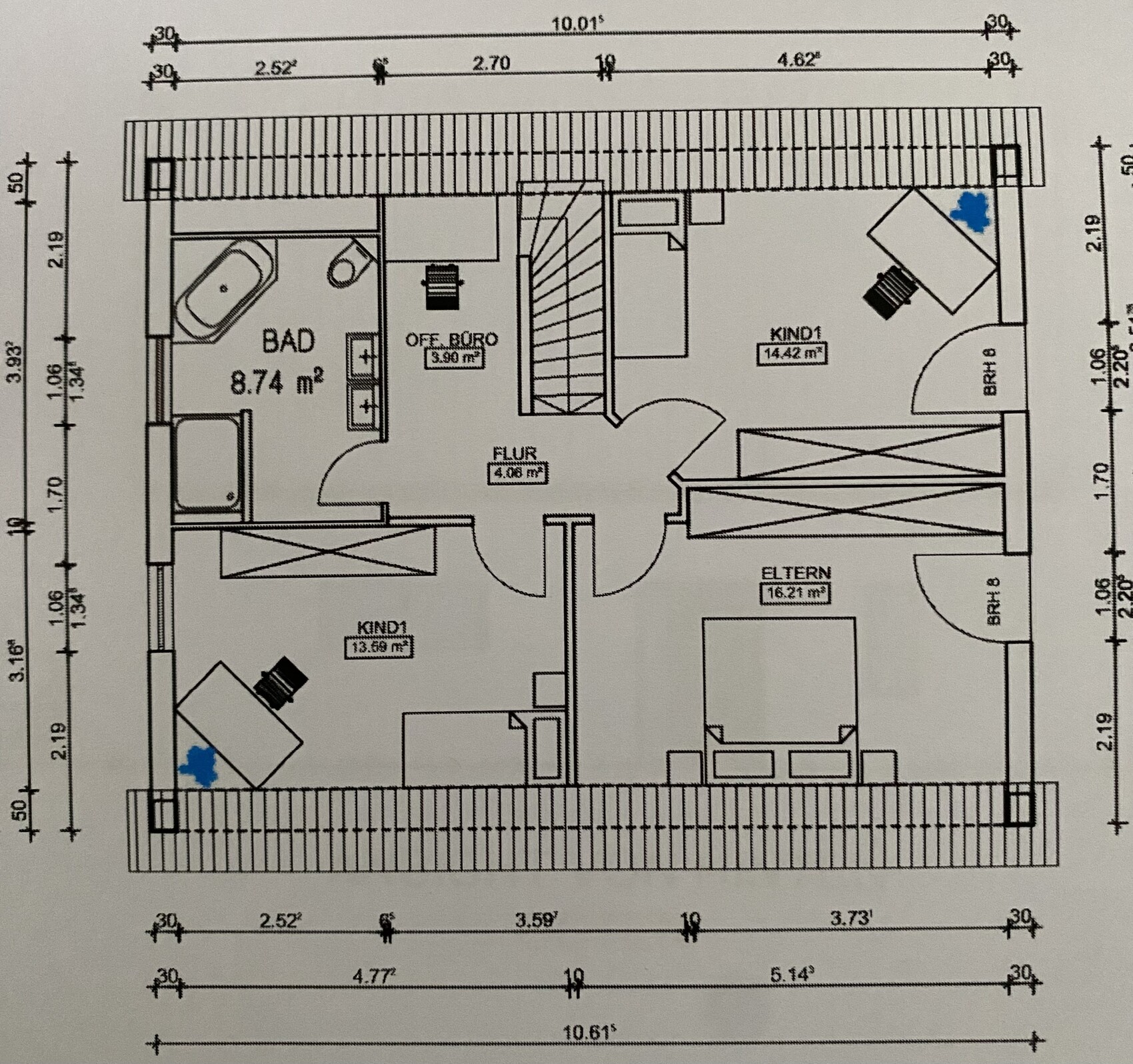 Grundriss eines Wohnungsplans: Bad, Flur, Elternzimmer, zwei Kinderzimmer, Treppenhaus.