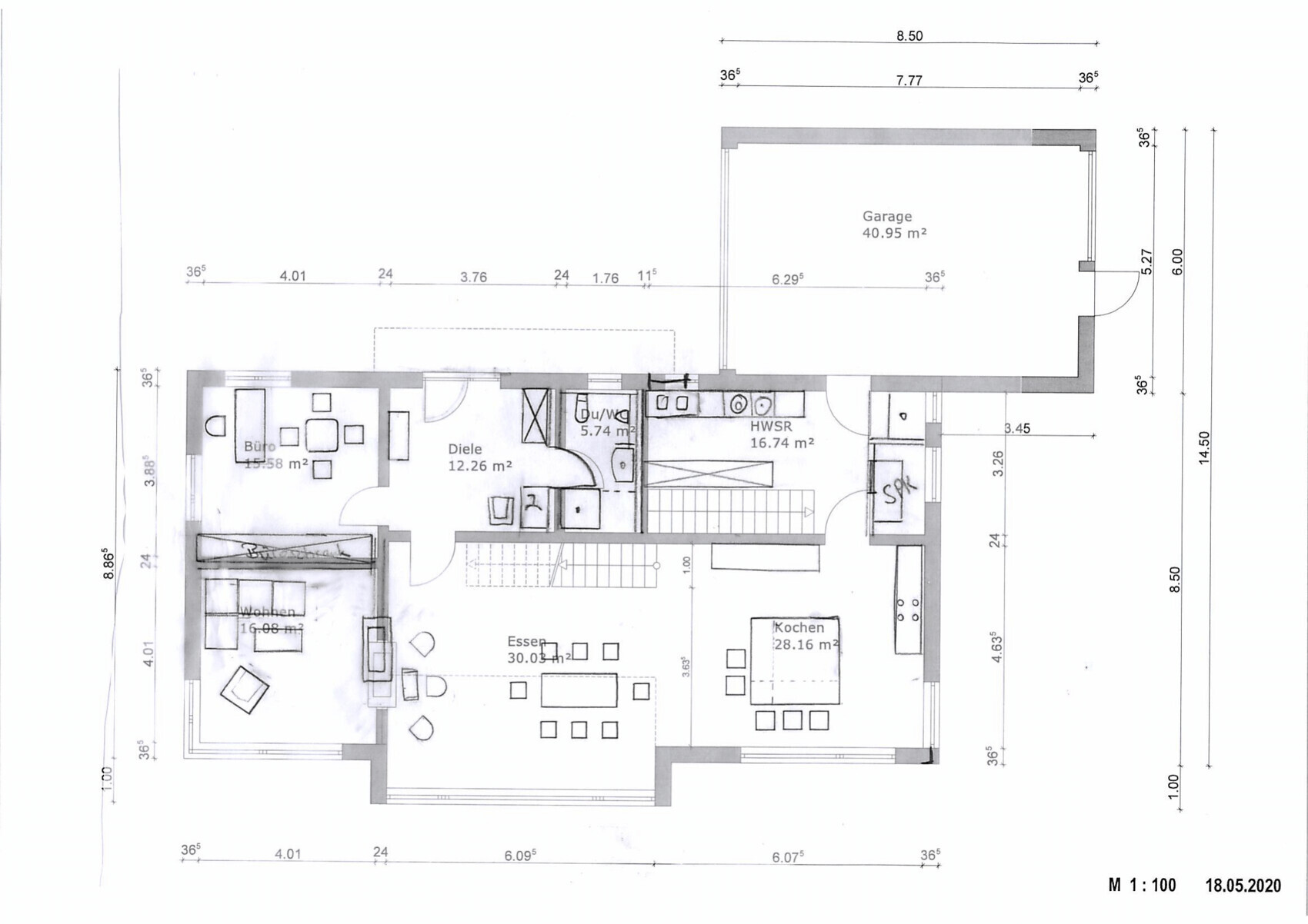 Grundriss eines Hauses: Garage, Küche, Essen, Wohnen, Büro, Diele, Du/WC, HWSR (Maßstab 1:100).