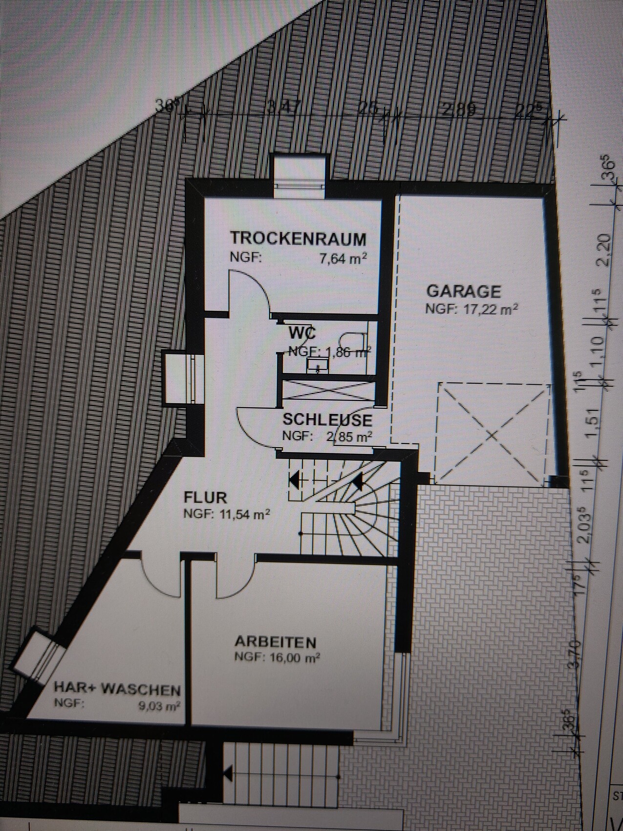 Grundriss eines Hauses mit Garage, Trockenraum, Schleuse, Flur, Arbeiten und HAR+WASCHE sowie WC.