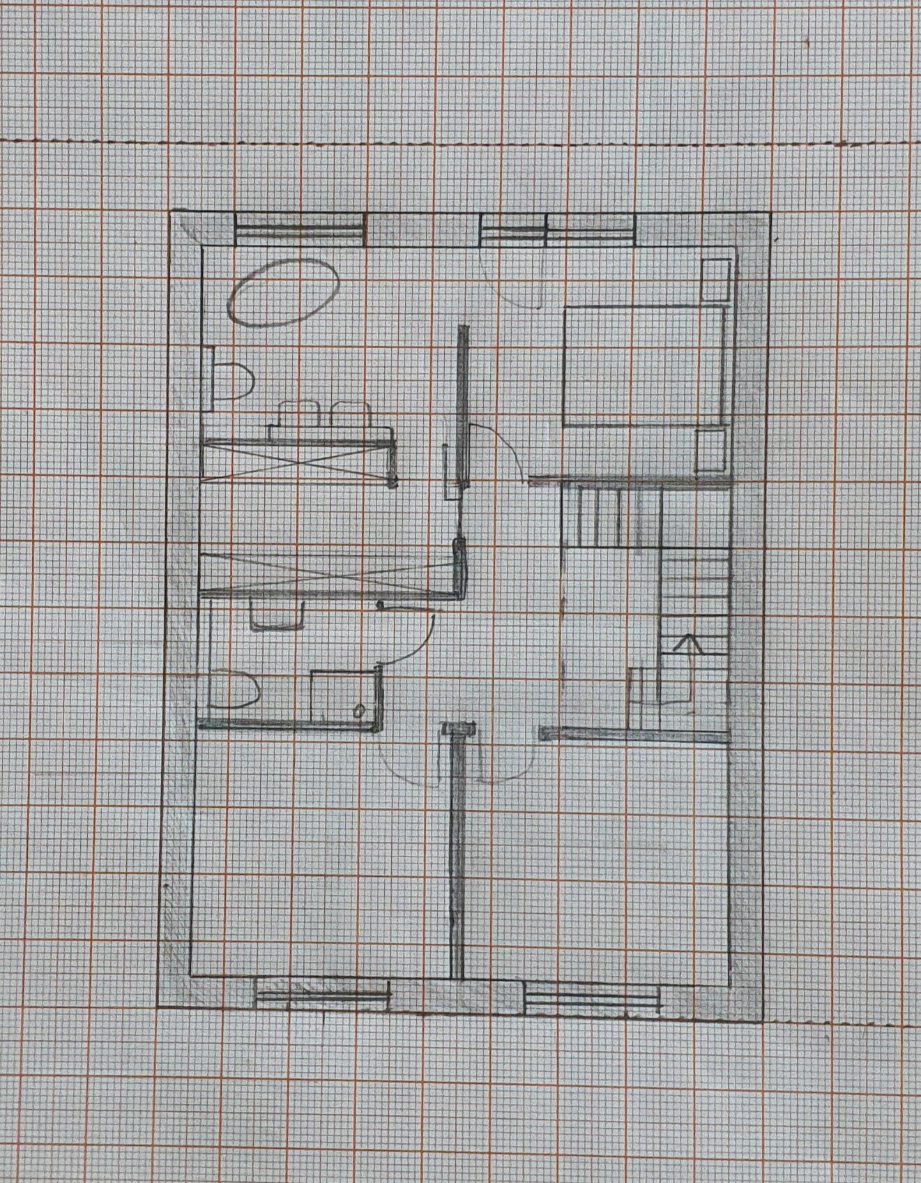 Skizzenhafter Grundriss eines Hauses auf Millimeterpapier mit Innenwänden.