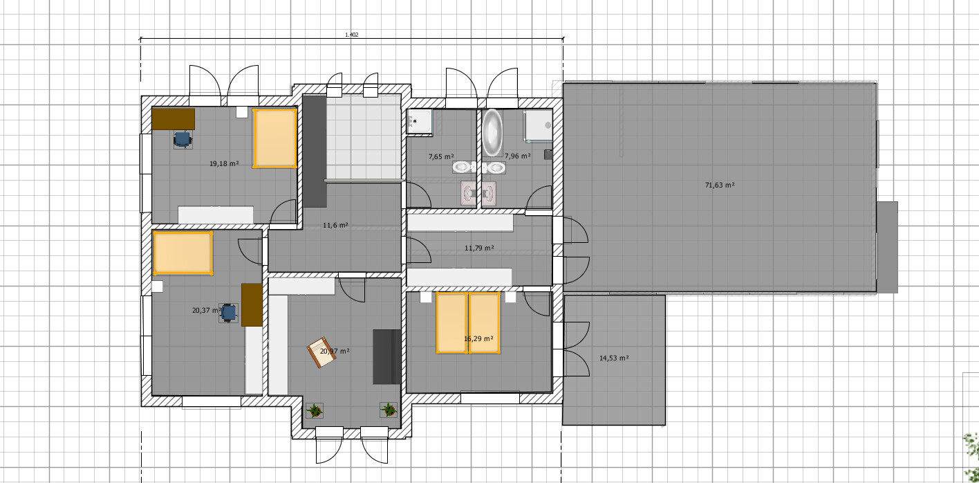 Grundriss eines Hauses mit mehreren Zimmern, Betten, Möbeln, Fluren, Terrassen und großer Garage.