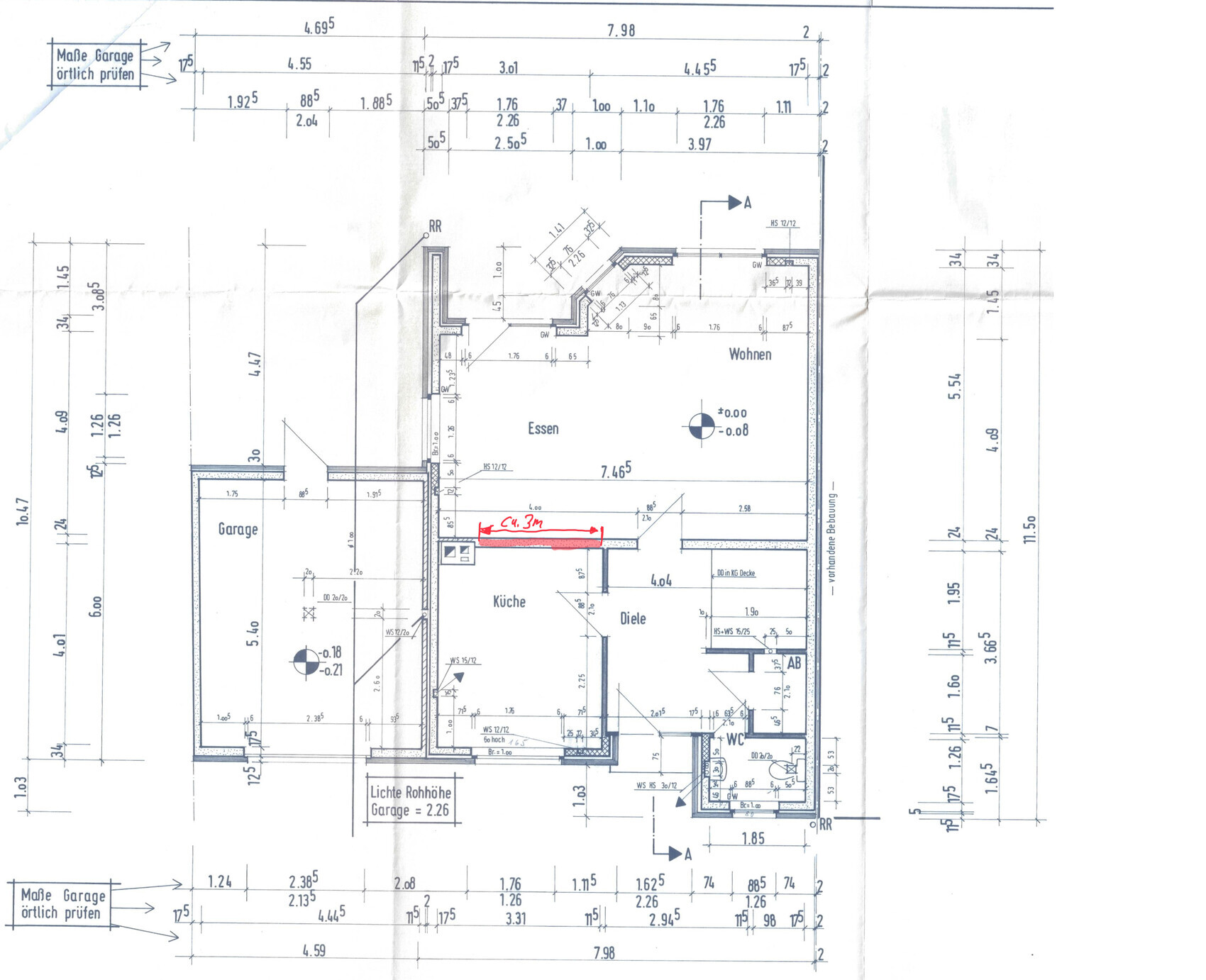 Architekten-Grundriss eines Hauses mit Küche, Essen, Wohnen und Garage