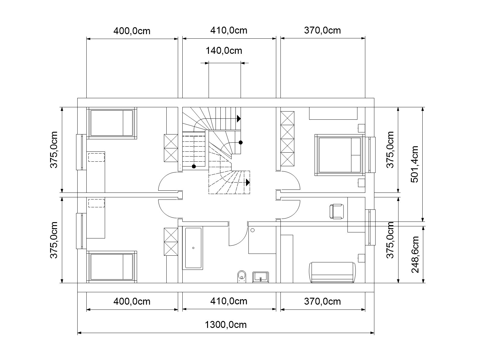 Grundriss eines Hauses: zentrale Treppe, Räume mit Möbeln, Maßangaben in cm