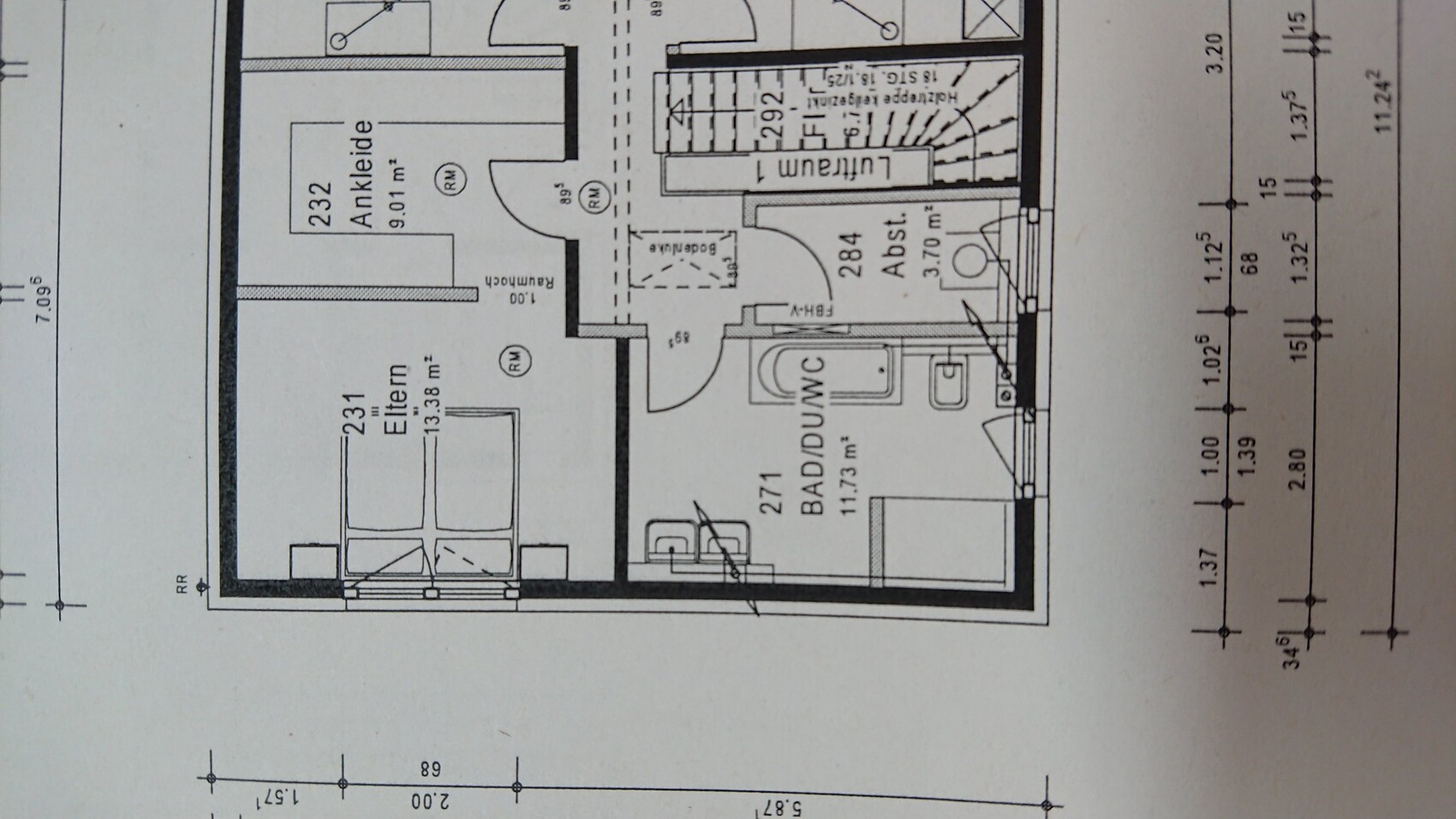 Zweidimensionaler Grundriss eines Hauses mit Bad, Flur, Elternzimmer und Ankleide