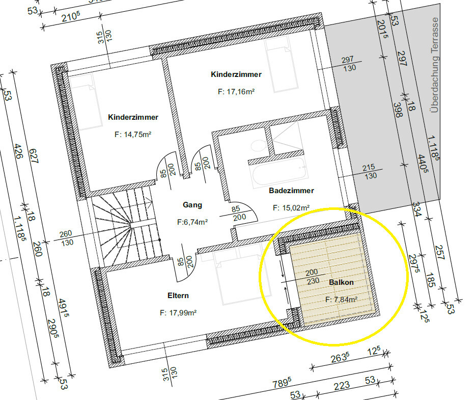 Grundriss eines Hauses mit Balkon, Bad, Eltern- und Kinderzimmer