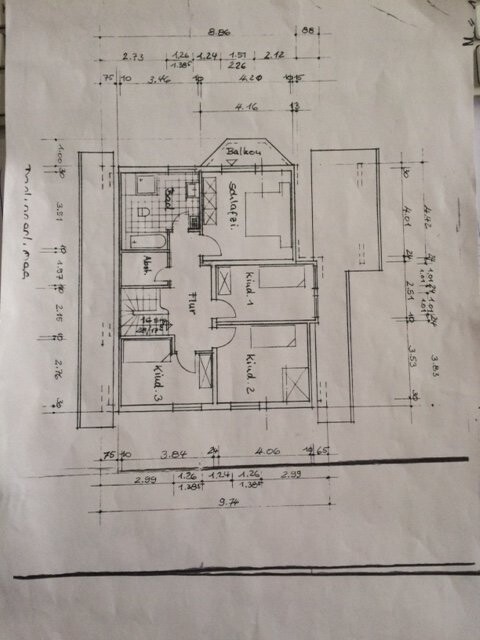 Detailierter Grundriss eines Hauses mit Zimmern, Flur und Balkon.