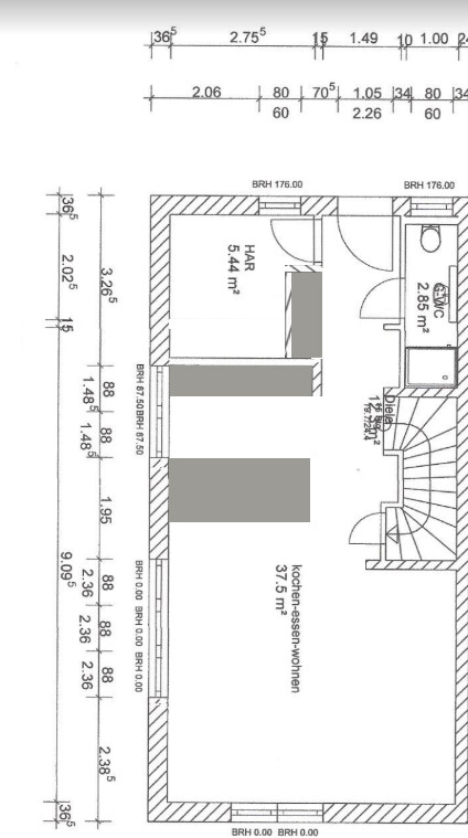 Grundriss eines Wohnraums mit Küche, Bad, Treppenaufgang und mehreren Zimmern.