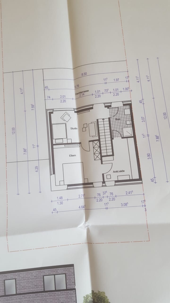 Grundrissplan eines Hauses mit Studio und Elternbereich, Treppenhaus und Raumaufteilung
