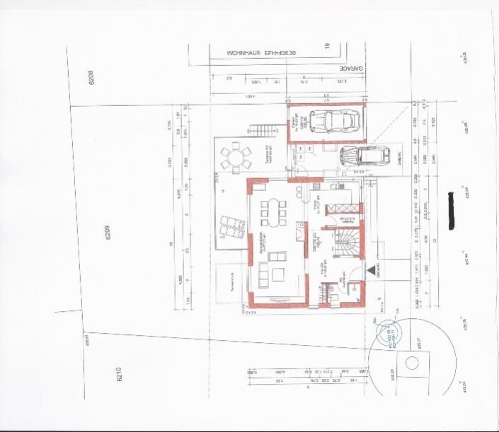 Grundriss eines Einfamilienhauses: Wohn-/Esszimmer, Küche, Treppenhaus, Garage.