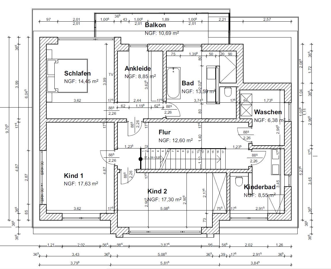 Grundriss eines Hauses mit Schlafzimmer, Ankleide, Bad, Waschen, Flur, zwei Kinderzimmer, Balkon.