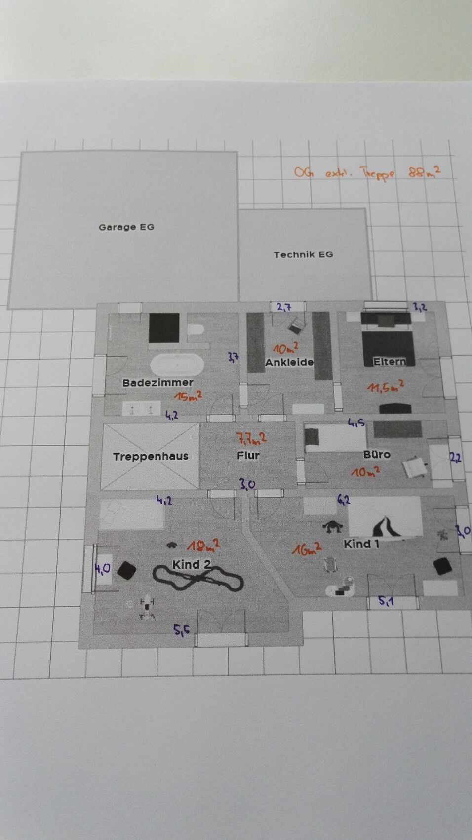 Grundriss eines Hauses: EG mit Garage, Technik, Bad, Ankleide, Eltern-/Büro, Kinderzimmer.