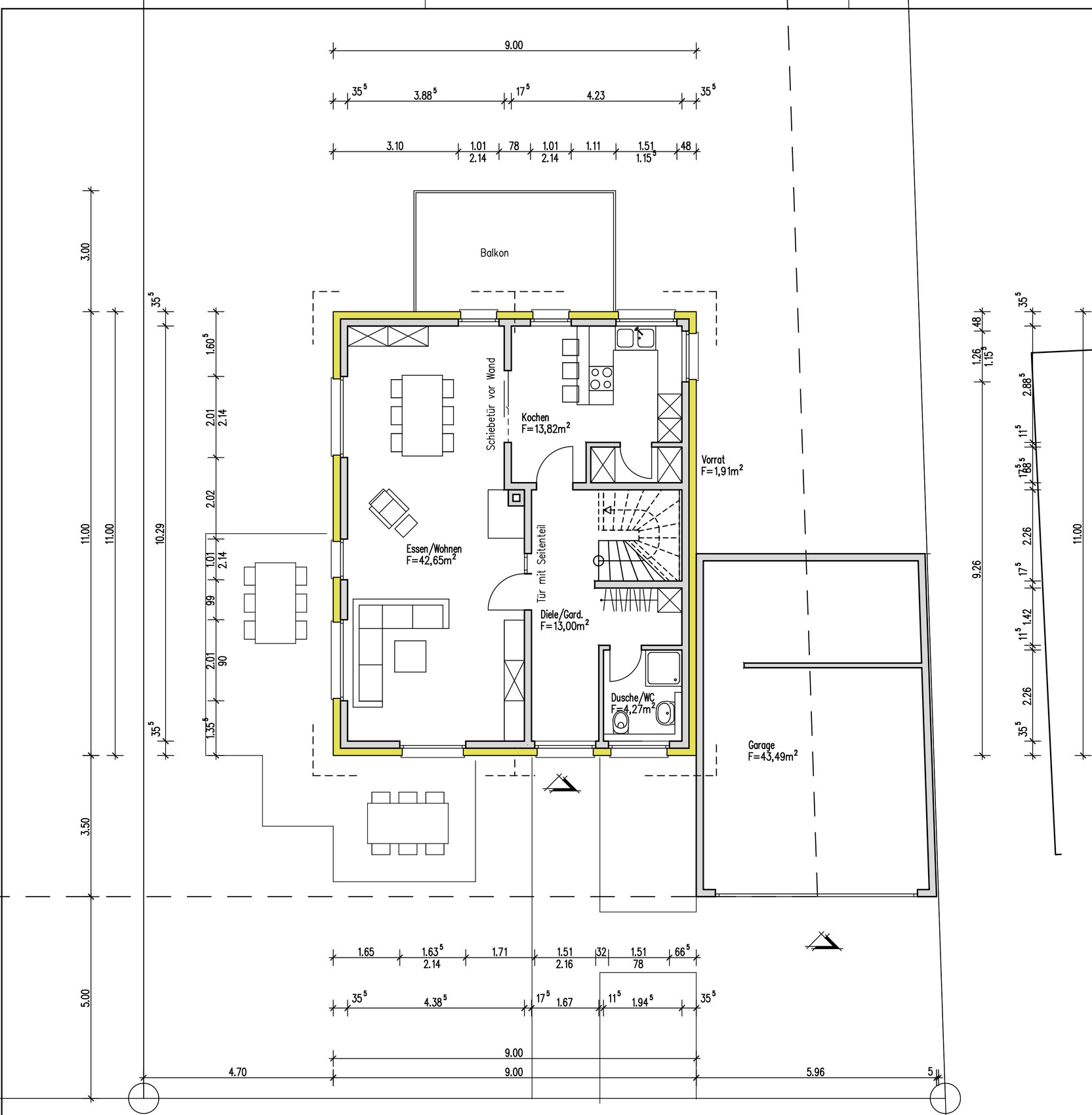 Grundrissplan eines Hauses mit Wohnzimmer, Küche, Bad und Balkon