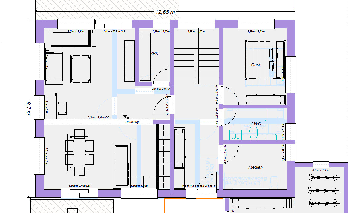 Grundriss eines Hauses mit Treppen, Wohnzimmer/Essbereich, Gästezimmer, Bad und Medienraum.