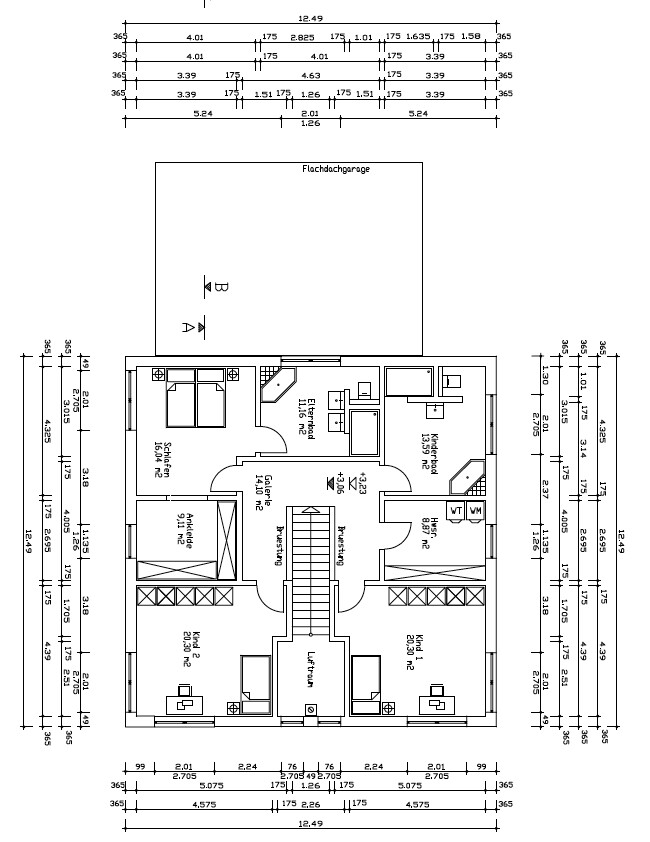 Grundriss eines Zweifamilienhauses mit Flachdachgarage, zentraler Treppe und Wohnräumen.