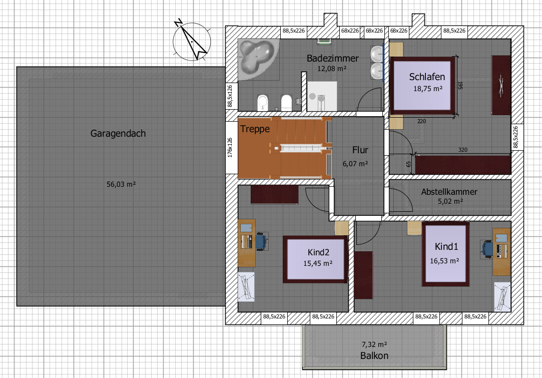 Grundriss: Garagendach links, Treppe, Flur, Bad, Schlafen, Abstellkammer, 2 Kinderräume, Balkon.