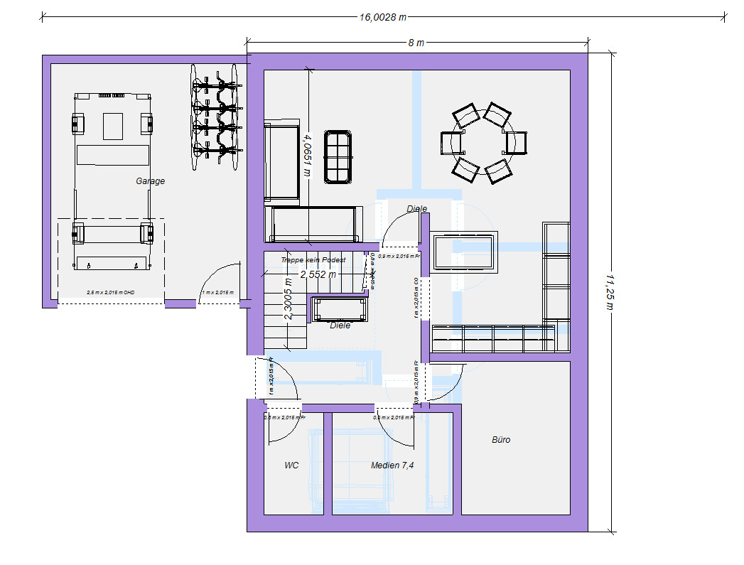 Grundriss eines Hauses: Garage mit Auto, Wohnzimmer offen, Esstisch, Büro, Medienraum, WC, Treppe.