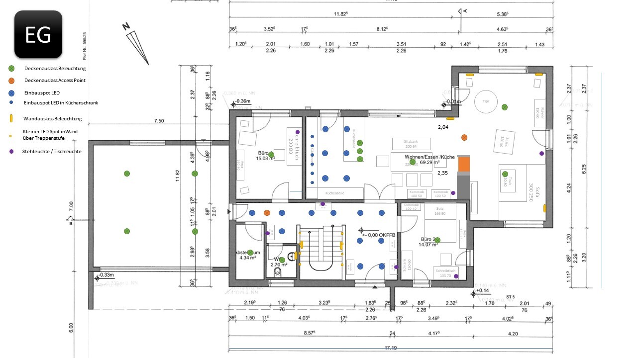 Grundriss eines Hauses mit mehreren Räumen, Möbeln und farbigen Beleuchtungs-Punkten.