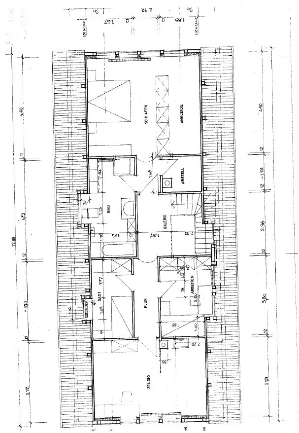Grundrissplan eines Hauses mit Zimmern, Fluren und Treppen