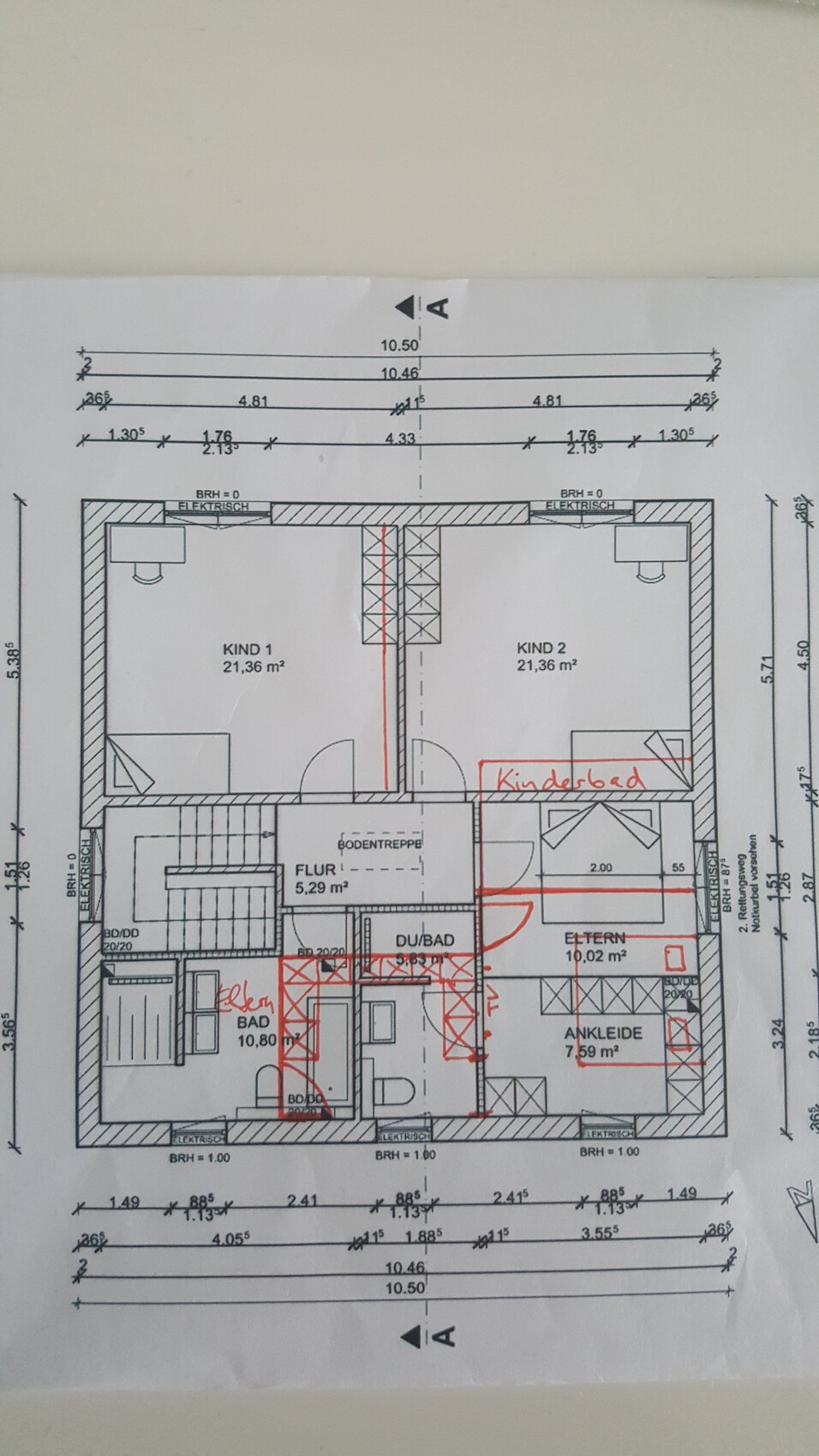 Grundriss eines Hauses: zwei Kinderzimmer, Elternschlafzimmer, Ankleide, Bad, Flur und Treppe.