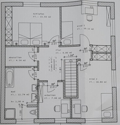 Grundriss eines Hauses mit Schlafzimmer, Kinderzimmern, Bad und Küche