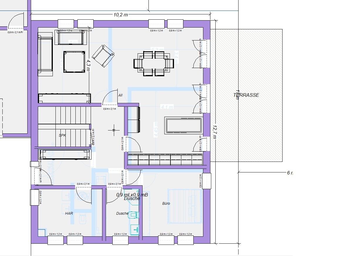 Grundriss eines Hauses mit Terrasse, Büro, HAR, Dusche, Treppenhaus und Möbeln.