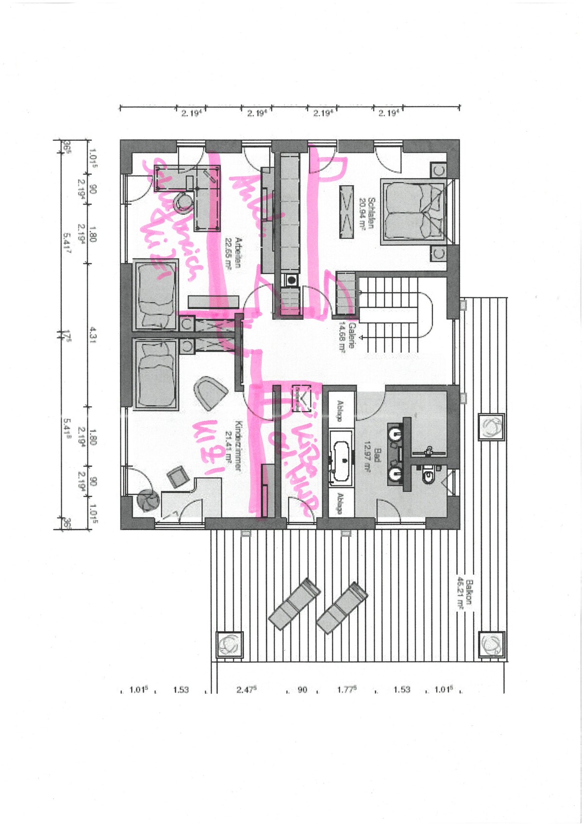 Grundriss eines Hauses mit Küche, Wohnzimmer, Flur, Bad, zwei Schlafzimmern, Terrasse; pink markiert.