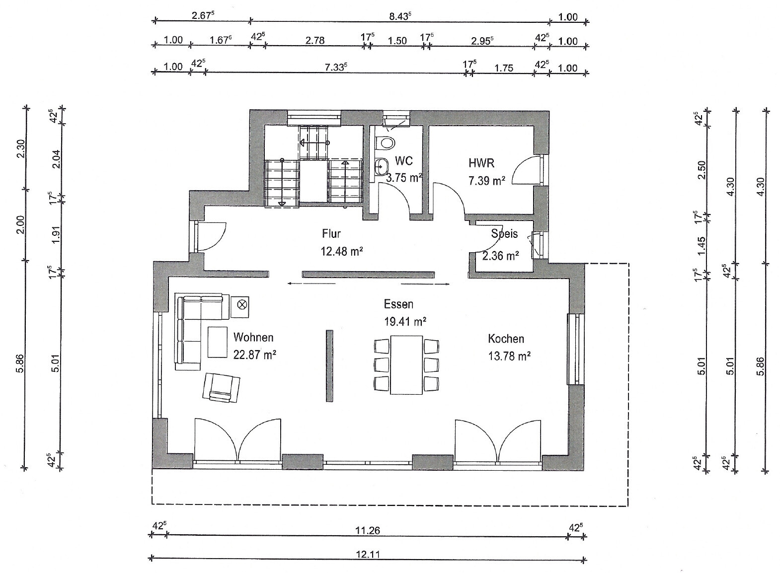 Grundriss eines Hauses; offenes Erdgeschoss mit Wohnen, Essen, Kochen, Flur, WC, HWR und Speis.