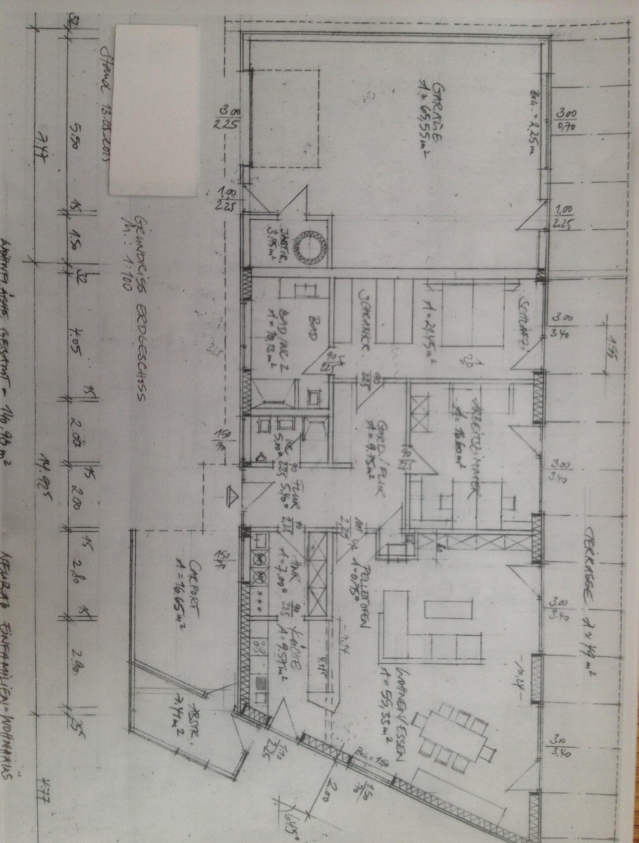 Handgezeichneter Grundriss eines Hauses mit Wohnzimmer, Küche, Essbereich, Flur und Treppe.