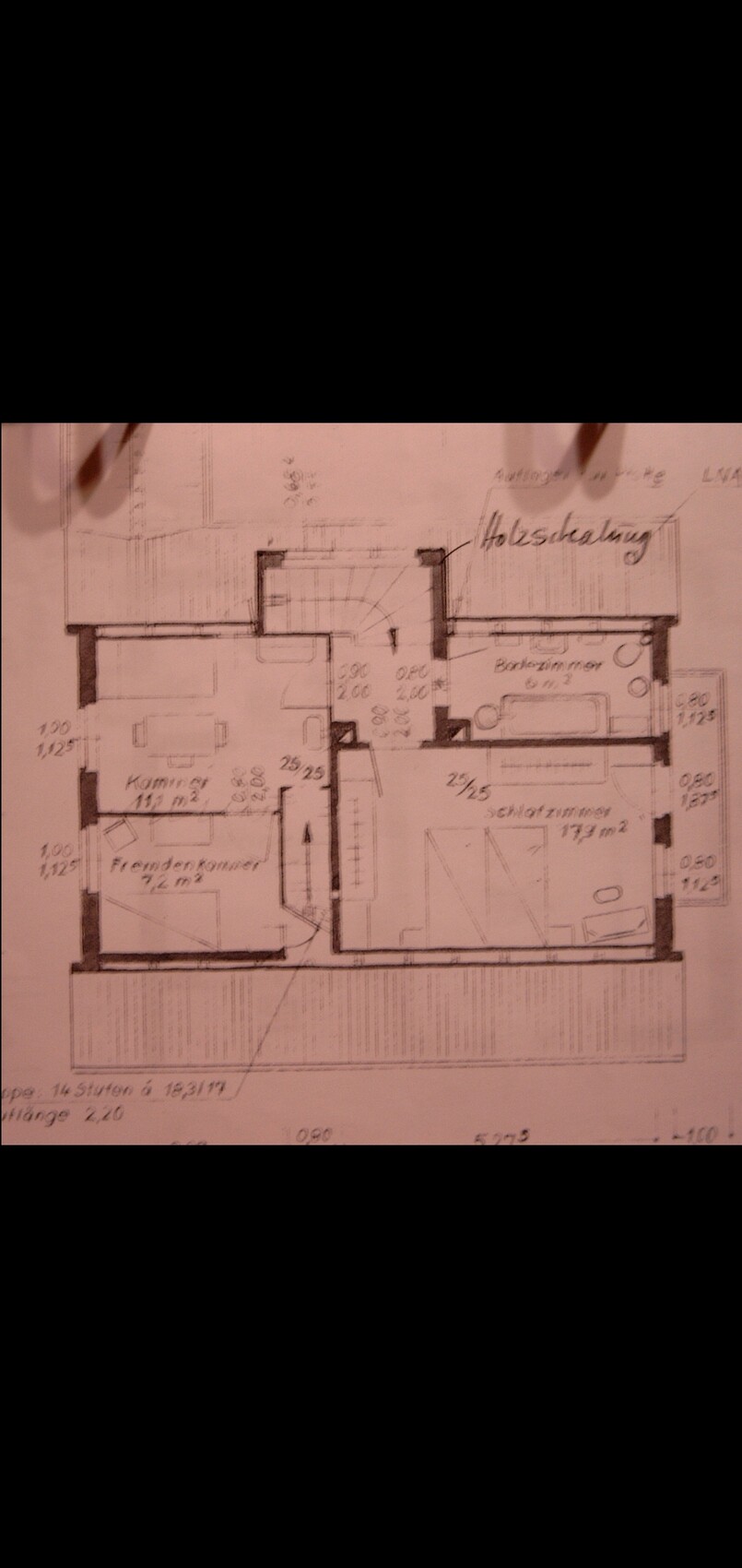 Grundriss eines Hauses: zentrale Treppe, Wohnzimmer, Schlafzimmer, Bad und weitere Räume.