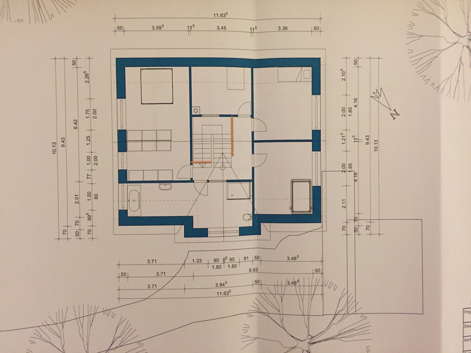 Detaillierter Grundriss eines Hauses mit Innenaufteilung, Treppenhaus und Außenbereich