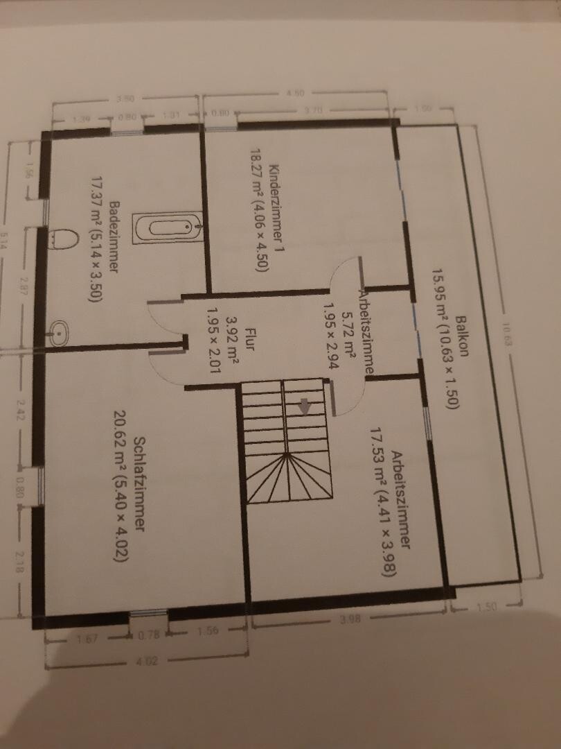 Grundriss eines Wohnhauses mit Schlafzimmer, Kinderzimmer, Arbeitszimmer, Bad, Flur und Balkon.