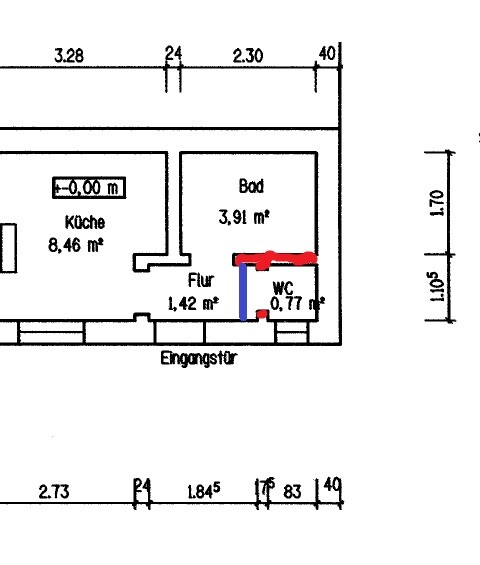 Grundriss eines Hauses mit Küche, Bad, Flur und Eingangsbereich.