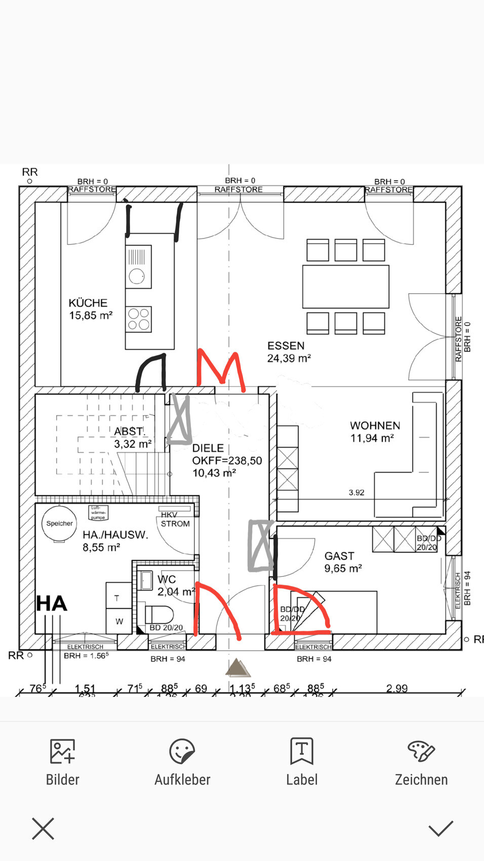 Grundriss eines Hauses: Küche links, Essbereich Mitte, Wohnzimmer rechts, Gäste- und Abstellraum.