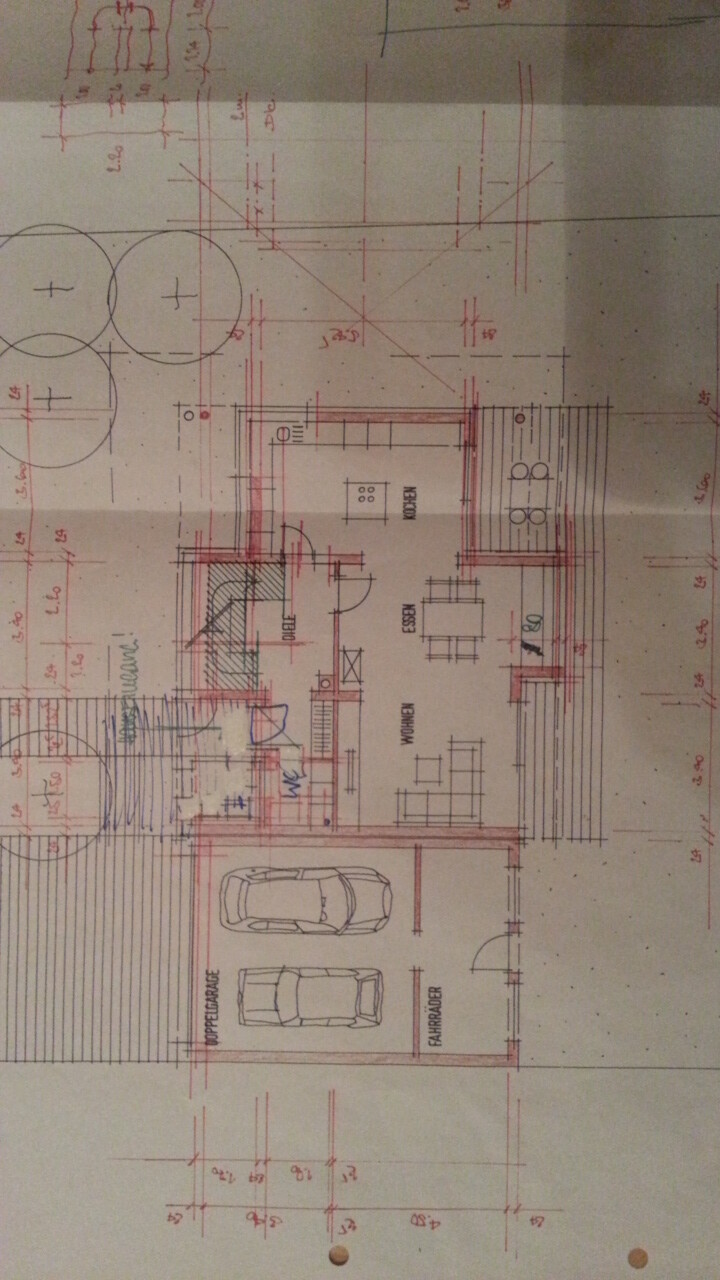 Grundriss eines Hauses mit Küche, Essbereich, Wohnzimmer und Garage