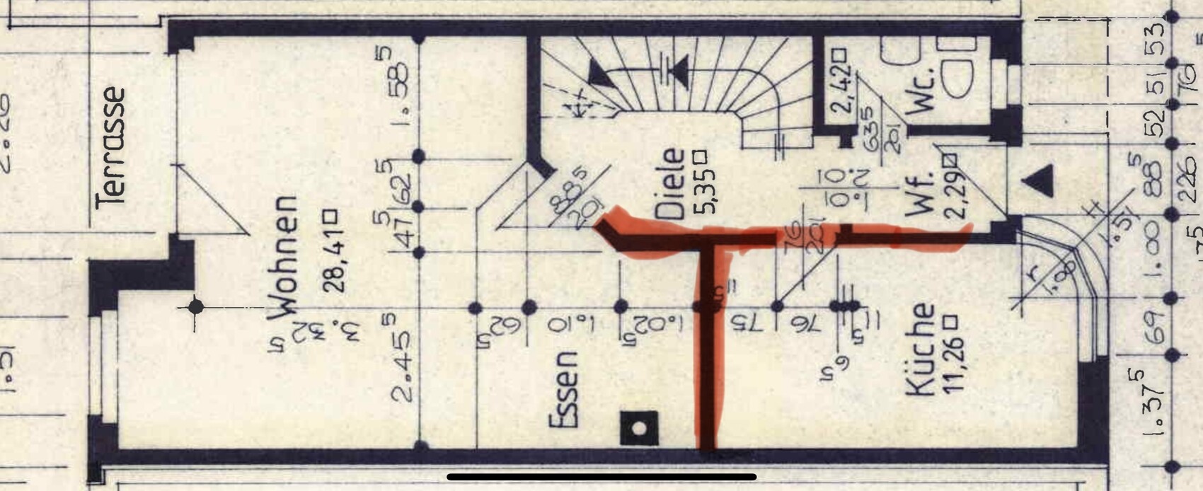 Grundriss einer Wohnung: Küche, Wohnen, Essen, Diele, WC; rote Markierung der Wand.
