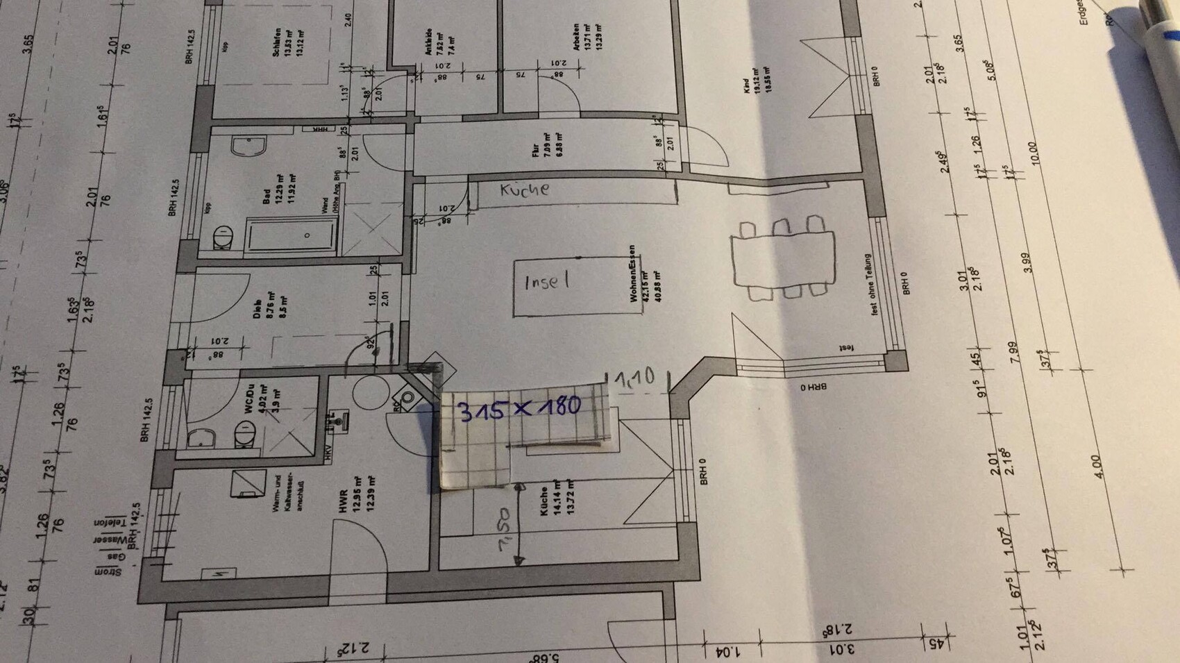 Architekturgrundriss eines Hauses mit Küche, Insel, Wohnzimmer und Bad