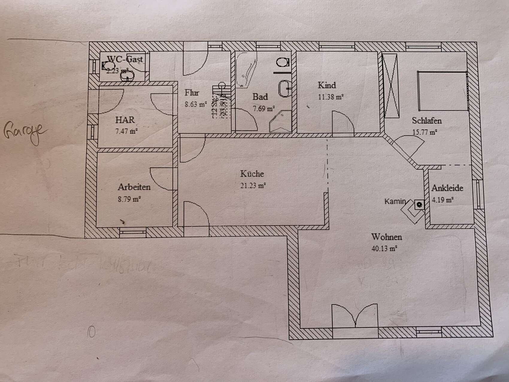 Grundriss Haus: Wohnen mit Kamin, Küche, Schlafen mit Ankleide, Kind, Bad, Flur, HAR, Arbeiten.