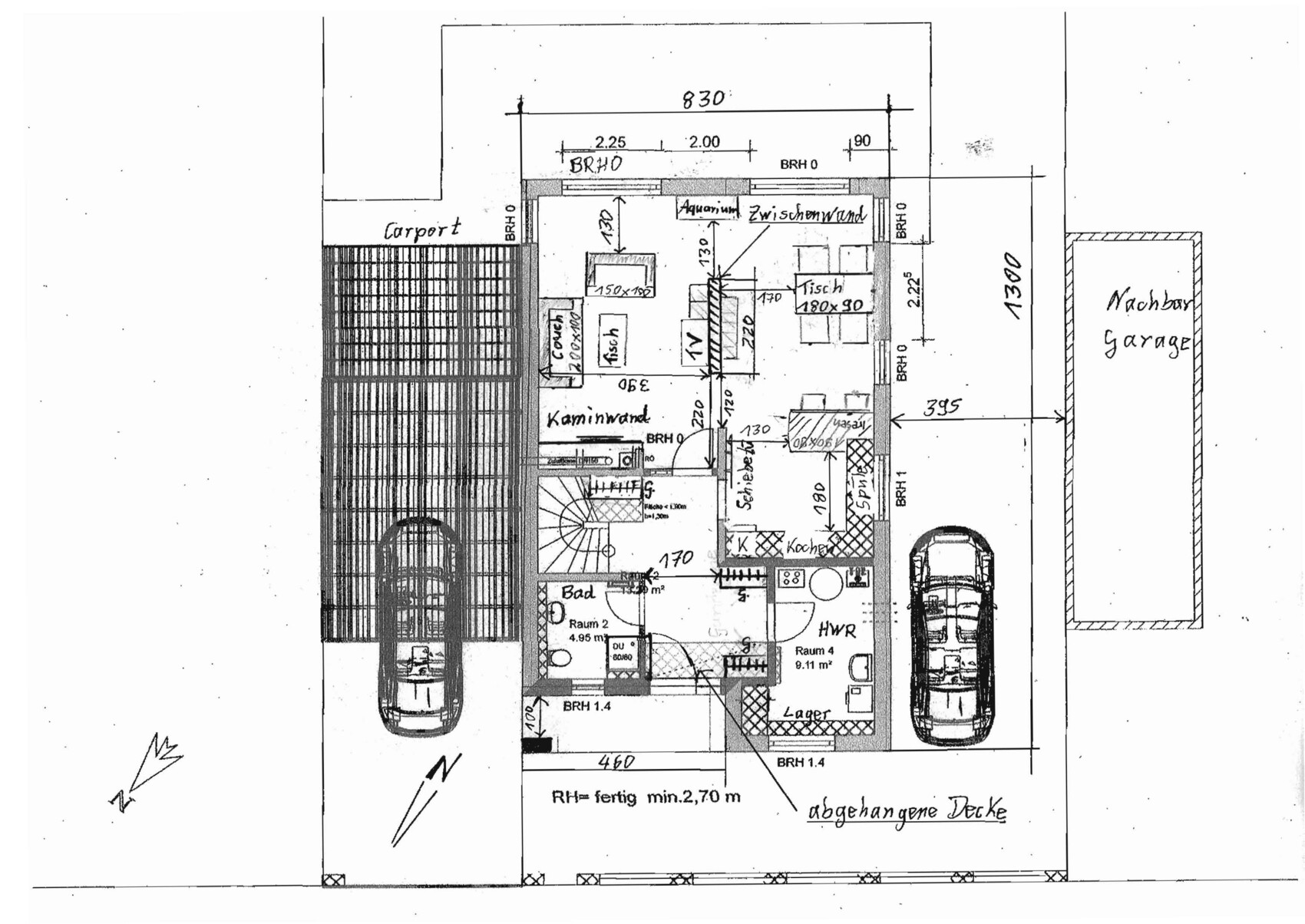 Grundriss eines Hauses: Carport links, Garage rechts, Küche, Bad, Kamin, Treppenhaus.