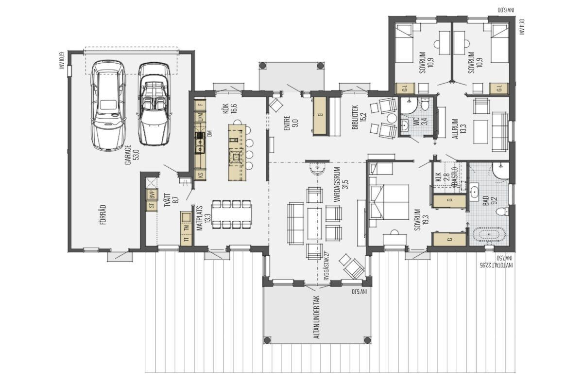 Grundriss eines Hauses mit Garage, Küche, Ess- und Wohnbereich, Schlafzimmern, Bad und Terrasse.