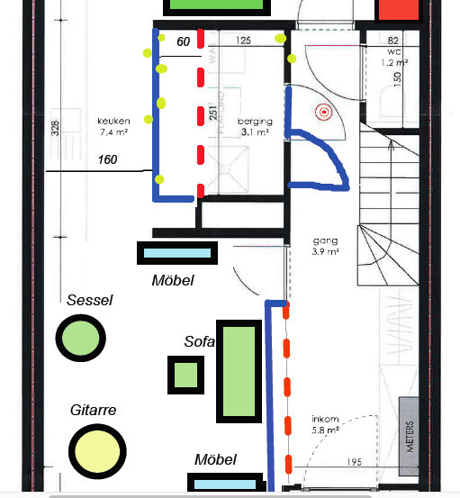 Grundriss eines Wohnzimmers mit Sofa, Sessel, Gitarre und Möbeln; farbige Markierungen.
