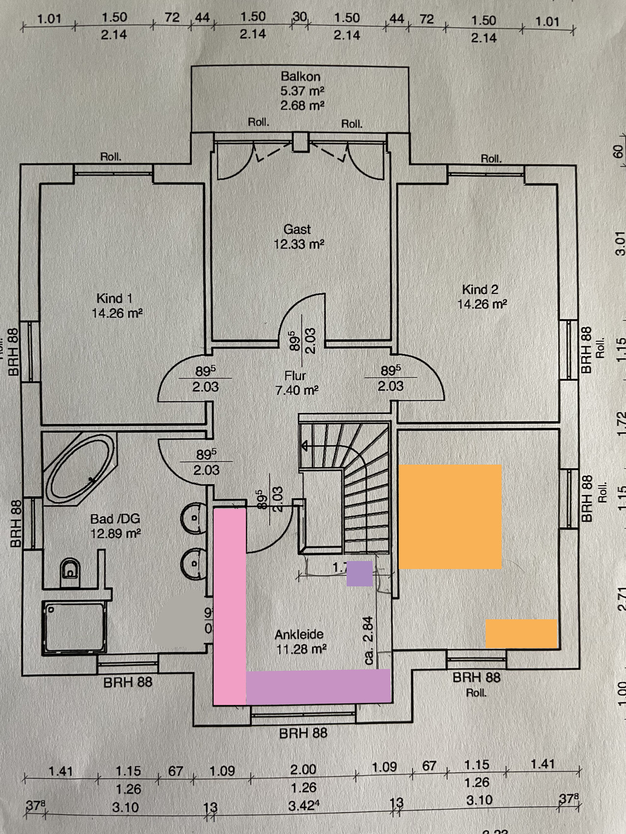 Grundriss eines Obergeschosses: Flur, Bad, Ankleide, Gast, Kind 1, Kind 2 und Balkon.