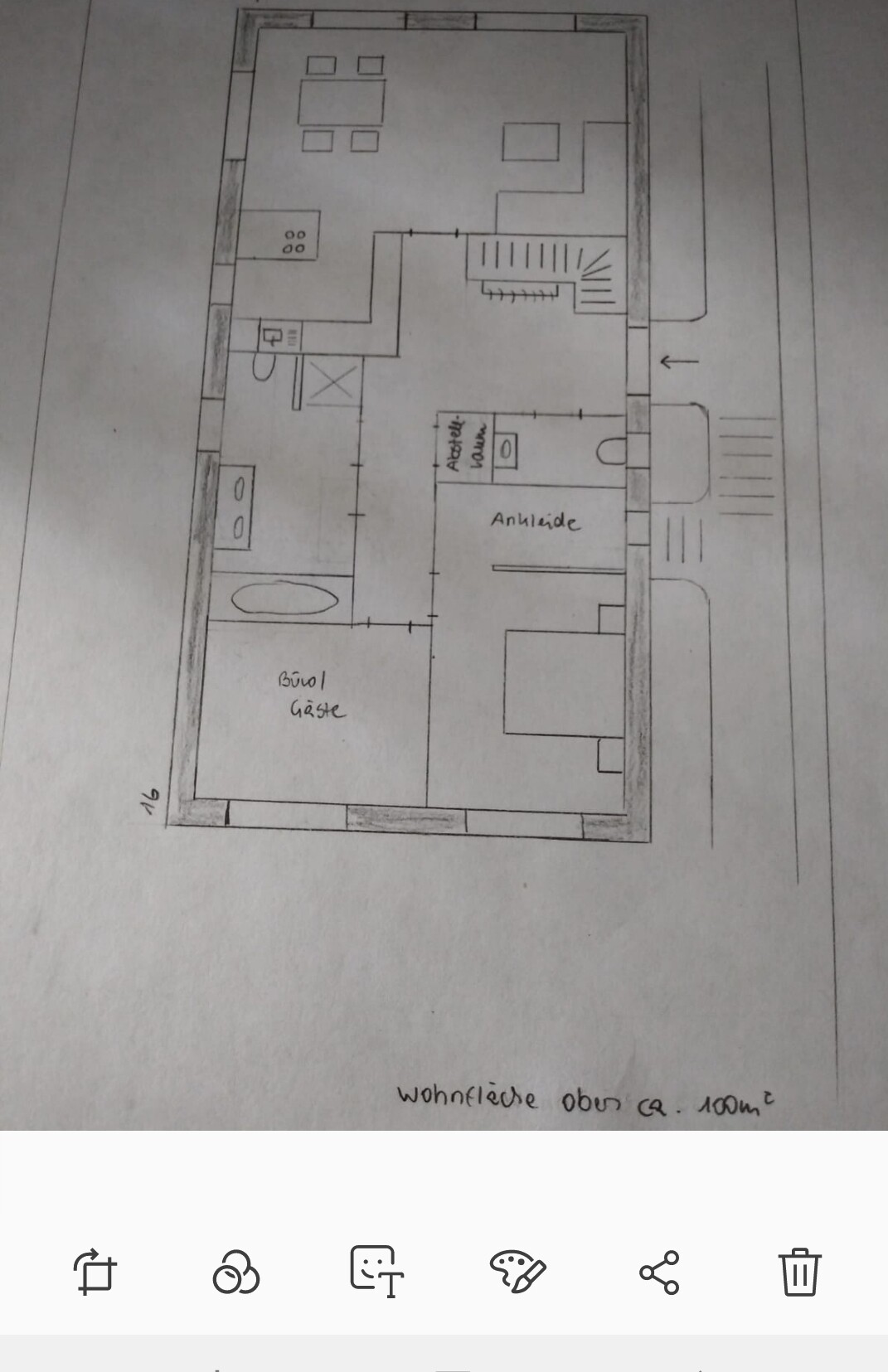 Grundriss eines Hauses mit Küche, Bad, Büro/Gästezimmer, Flur, Treppe und Außenbereich.
