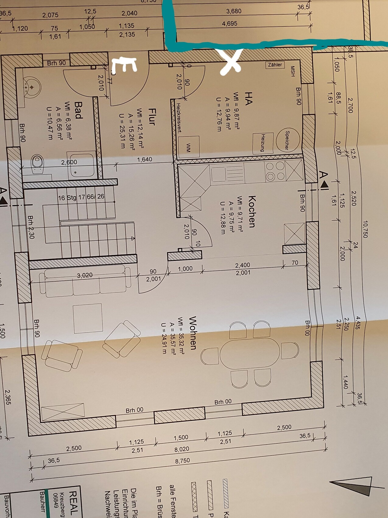 Detaillierter Grundriss einer Wohnung mit Bad, Flur, Küche und Wohn-/Essbereich.