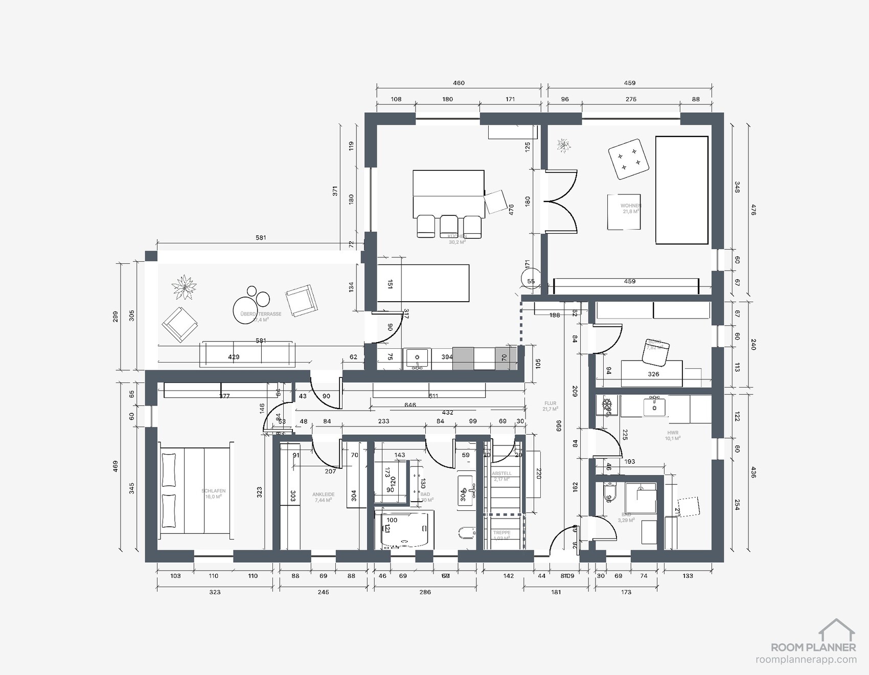 Grundriss einer Wohnung mit Wohnzimmer, Schlafzimmer, Küche, Bad, Flur und Balkon; Maßangaben.