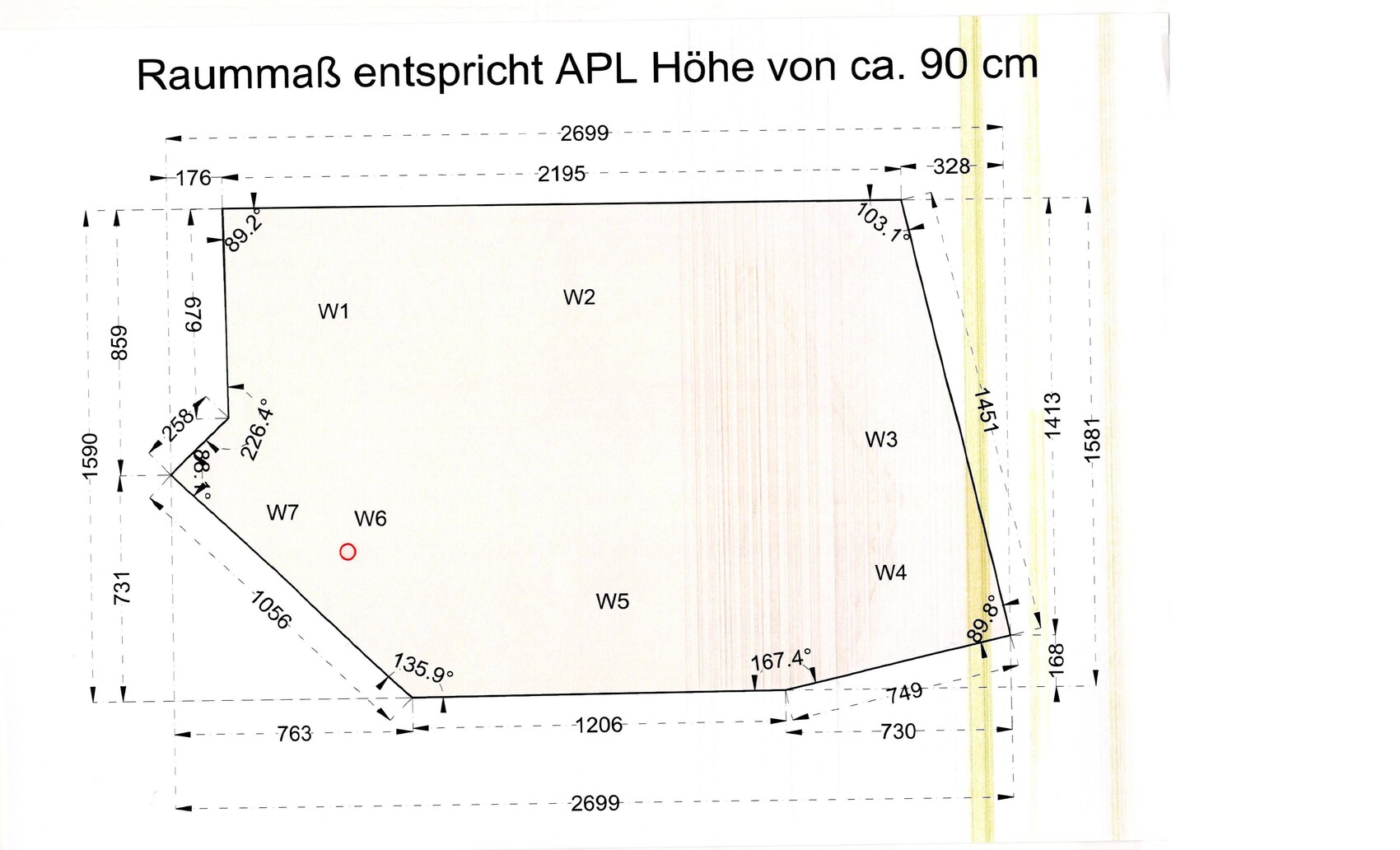 Grundriss eines Hauses mit mehreren Räumen und Maßangaben.