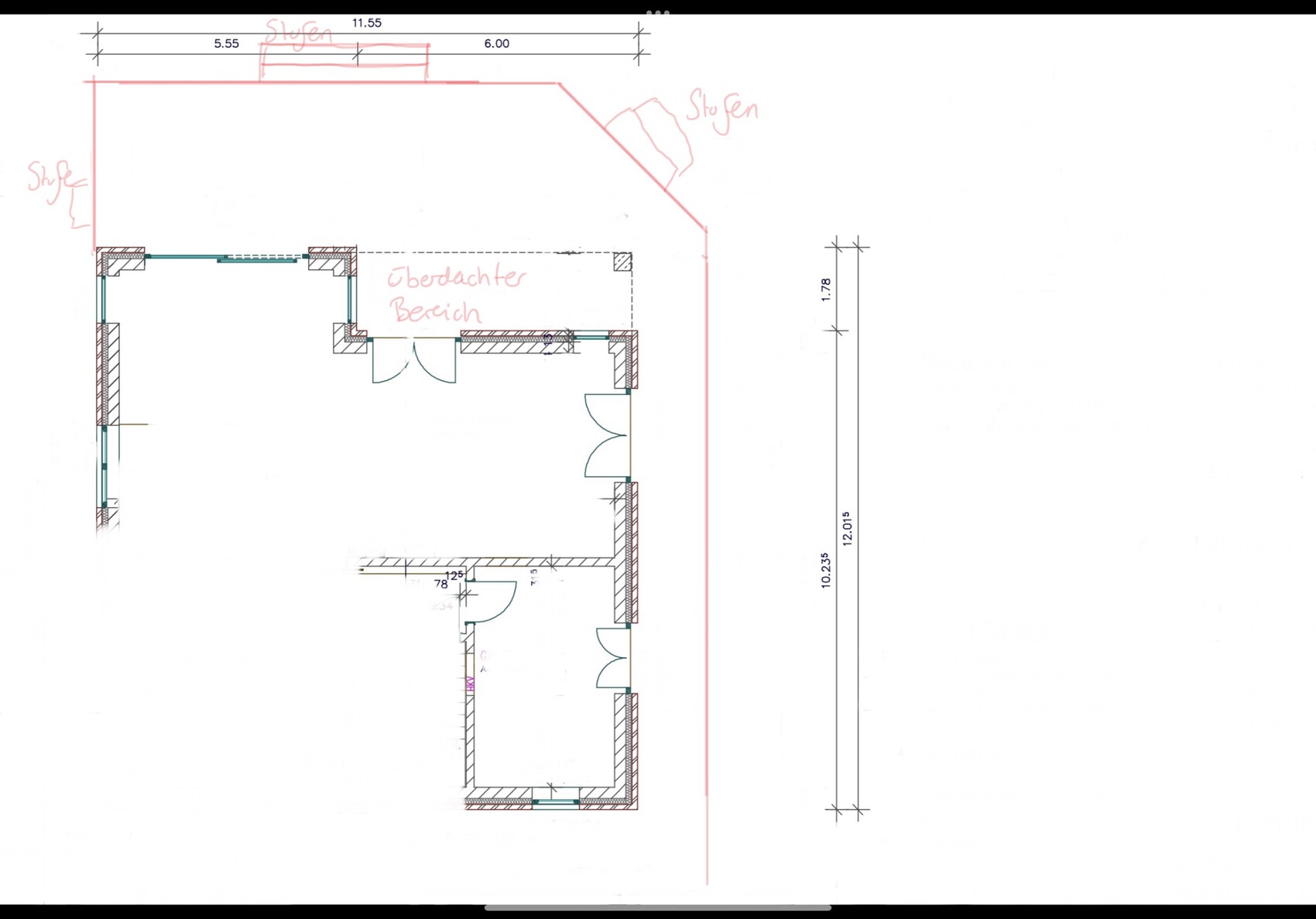 Architekturplan eines Gebäudes mit Zimmern, Türen, Wänden und überdachtem Bereich.