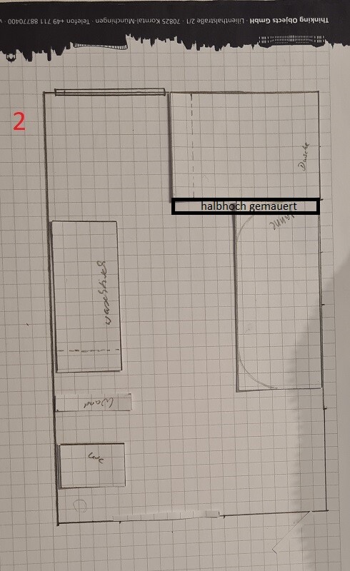 Grundriss eines Bauplans mit Wänden, rechteckigen Möbeln und der Beschriftung 'halbhoch gemauert'