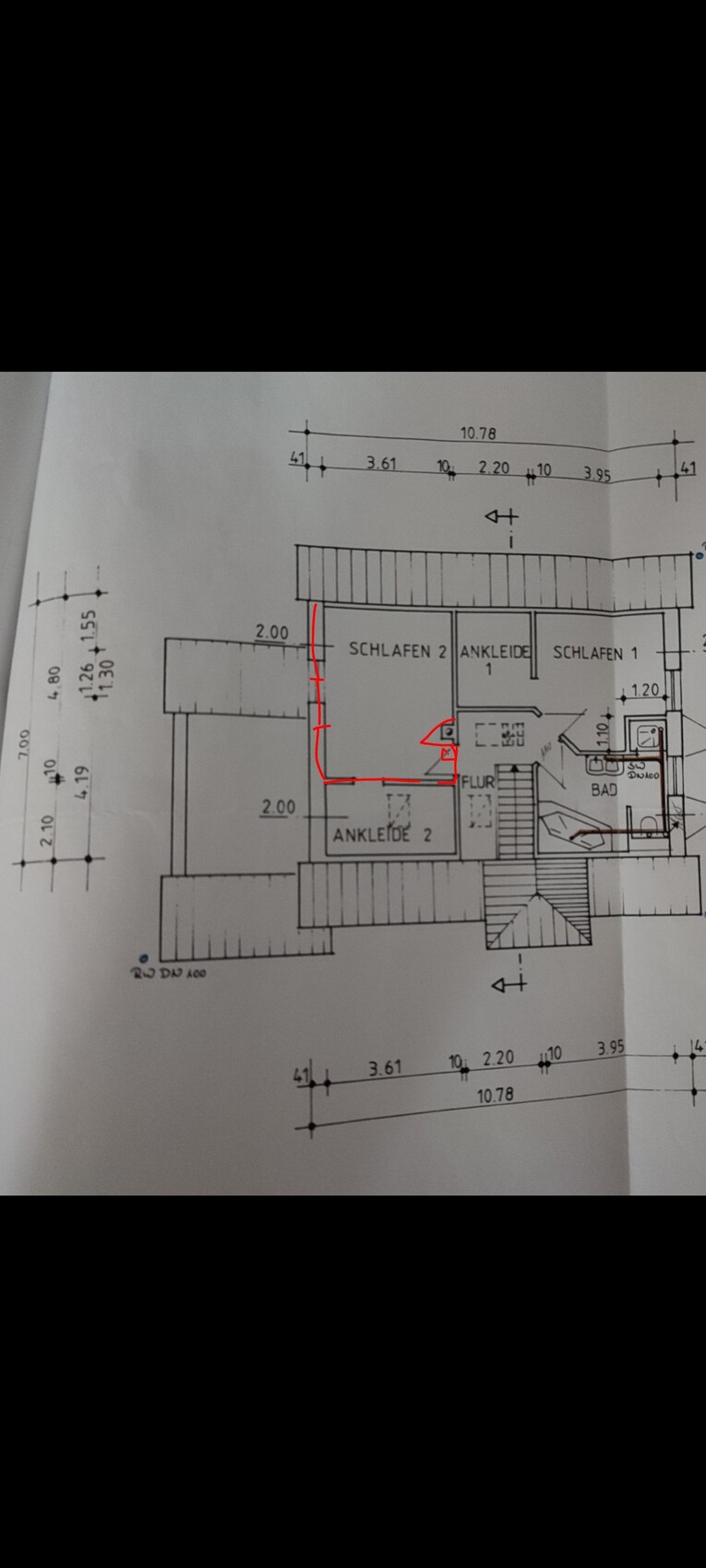 Grundriss eines Hauses mit zwei Schlafzimmern, Flur, Ankleide und Bad; rote Markierungen